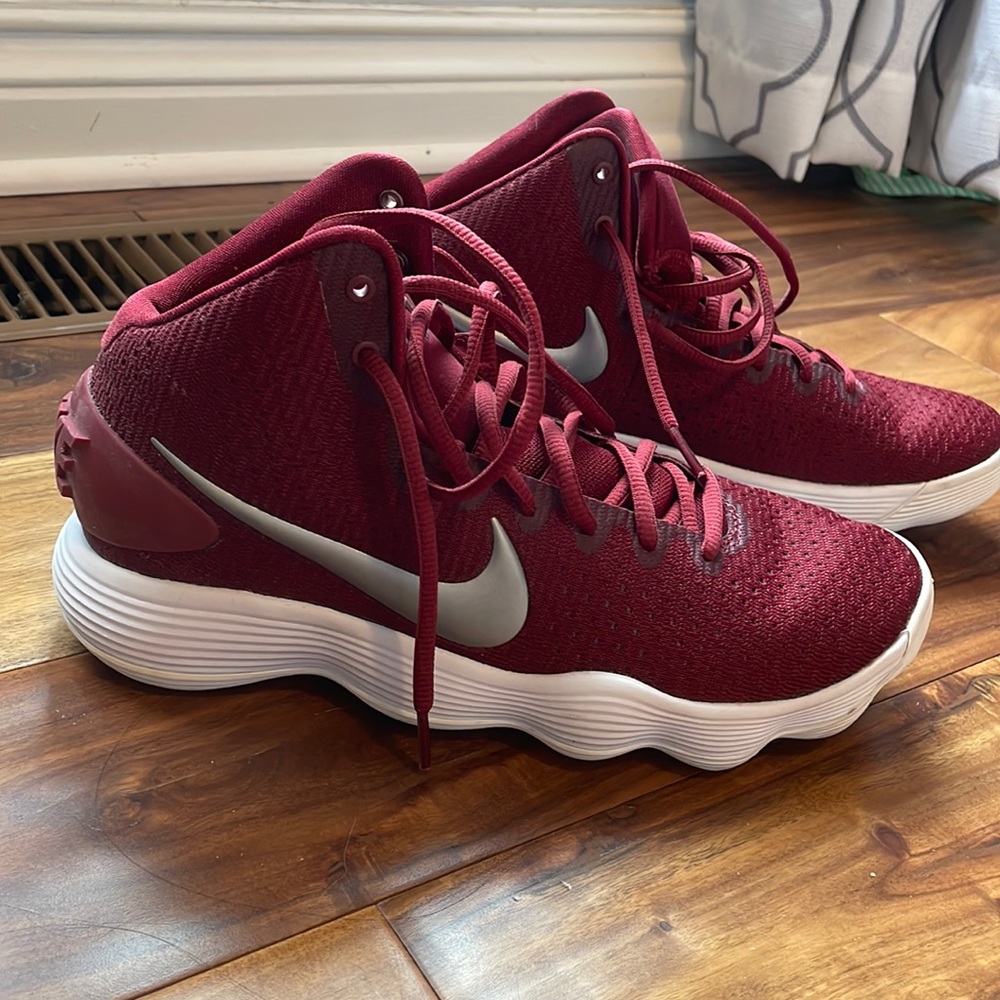 red basketball nike shoes